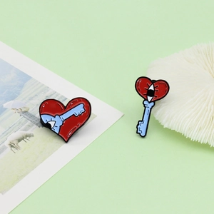 Broche Créative en Émail Cœur Clé Œil Alliage Surréaliste Épingle de Revers Pour Couples Décoration de Vêtements Sac à Dos