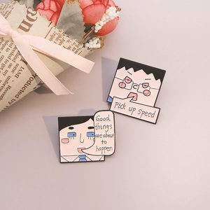 Lot de badges en émail avec citations positives sur fond gris décoré de roses et papier