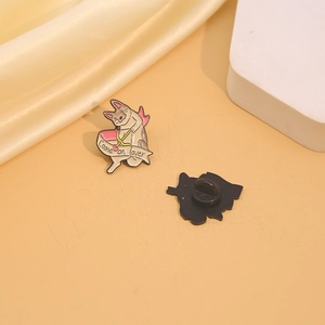 Broche de animal de dibujos con arco de cupido y cinta Come on lover sobre seda