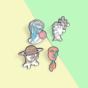 Set mit 4 künstlerischen Emaille-Anstecknadeln mit surrealen klassischen Statuenmotiven