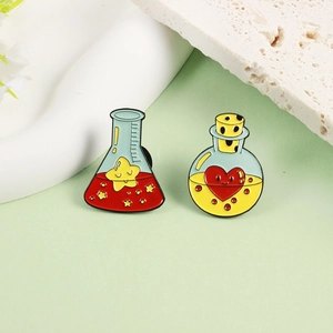 Set di spille smaltate laboratorio con bottiglie dei desideri cuore e stella