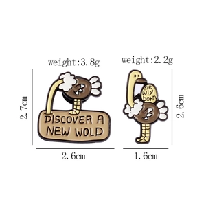 Ensemble de broches autruche en émail avec texte Discover a New World et design coque