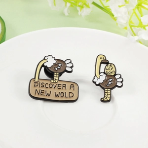 Lot de pins émaillés autruche cartoon avec motifs oiseaux sur une assiette blanche