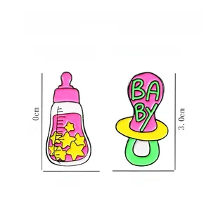 Detailansicht der Emaille-Anstecknadeln mit Babyflasche und Schnuller aus umweltfreundlichem Metall