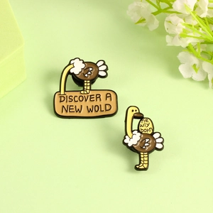 Lot de broches en émail autruche amusantes avec textes Discover a New World et Newly Born