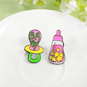 Emaille-Pin-Set mit rosa Babyflasche und Schnuller für Kleidung und Rucksäcke
