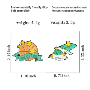 Détails des broches émaillées basket et plume avec dimensions et matériaux