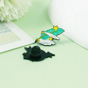 Broche en émail Sagesse avec feuille verte et étoiles jaunes sur un fond vert doux