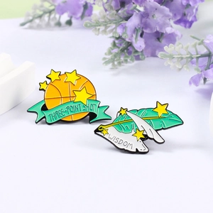 Broches créatives en émail avec basket-ball orange et plume de sagesse verte élégante