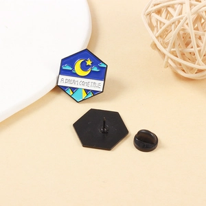 Hexagonaler Emaille-Pin mit Mond und Sternen und A Dream Come True Schriftzug für Freunde