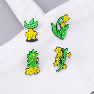 Lot de quatre broches en émail en forme d'étoiles jaunes et fleurs sur fond de toile
