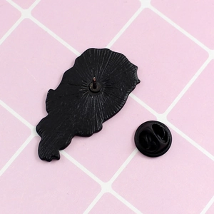 Vue arrière du pin's Edgar Allan Poe en émail avec fermoir papillon sur fond à carreaux