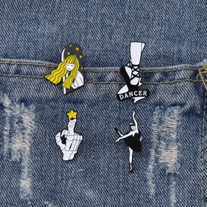 Set di quattro spille in smalto con ballerine e stelle su una tasca di giacca di jeans
