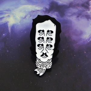 Épingle en émail Edgar Allan Poe au design surréaliste à six yeux sur fond nébuleuse