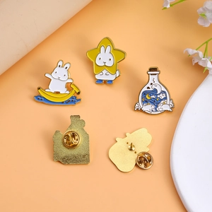 Lot de pin's émaillés lapin mignon avec lapin sur banane et bouteille étoilée