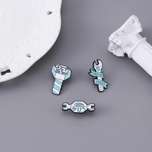 Dreiteiliges Set blauer Emaille-Pins mit Schraube, Mutter und Schlüssel sowie Open Your Heart