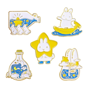Lot de cinq pin's lapin en émail avec bouteilles à vœux étoilées et thème de lune