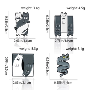 Detailed size chart for cartoon cat enamel pins showing weights and dimensions in cm and inches