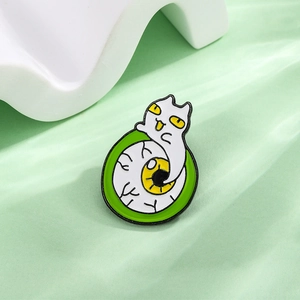 Broche créative en émail chat blanc tenant un œil jaune géant sur un fond vert clair