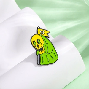 Épinglette en émail avec un squelette en robe verte tenant un drapeau de crâne sur socle
