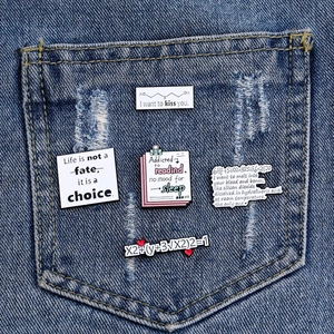 Fünfteiliges Emaille-Anstecknadel-Set mit Chemieformeln und Mathegleichungen auf Denim