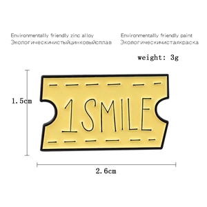 Spilla a biglietto in smalto giallo con scritta 1 SMILE, peso 3g e misure 2,6cm x 1,5cm