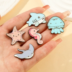 Set di 5 spille in smalto con animali marini cartoon tra cui squalo e cavalluccio
