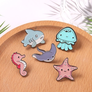 Set di 5 spille in smalto con animali marini tra cui squalo e cavalluccio marino su legno