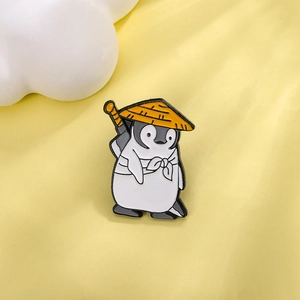 Spilla in smalto a forma di pinguino samurai con cappello giallo e katana su fondo giallo