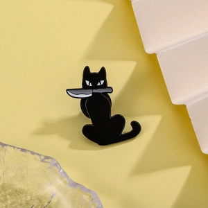 Dettaglio della spilla smaltata creativa gatto nero con coltello su giallo