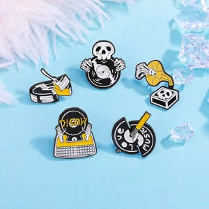 Punk Skull Hand Music Vinyl Record Enamel Brooch Pin Retro Gramophone DJ Style Zinc Alloy Jewelry Badge For Backpack Clothing Accessory