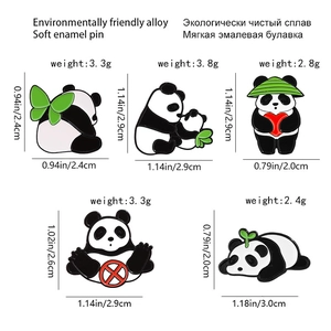 Dettagli del set di spille in smalto a forma di panda con misure e materiali