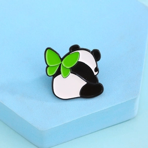 Spilla in smalto a forma di panda con farfalla verde su supporto geometrico