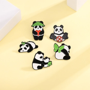 Dettaglio del set di 5 spillette smaltate a forma di panda con ali di farfalla e cuore