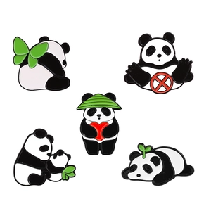 Set di cinque simpatiche spille in smalto a forma di panda con ali di farfalla e cuore