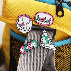 Set de pin's en émail dessin animé avec patte de chat sur un sac à dos jaune