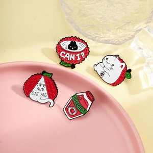 Set de pin's litchi créatif avec un chat blanc mignon et des motifs de fruits d'été