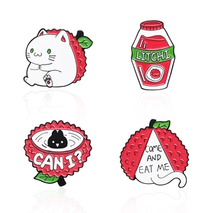 Lot de quatre pin's en émail avec d'adorables chats blancs et motifs de litchis