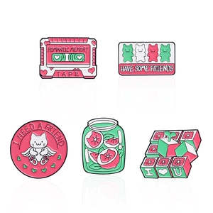 Lot de 5 pin's en émail comprenant une cassette rétro et des oursons colorés