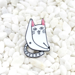 Broche en émail chat blanc de dessin animé en pose de yoga sur fond de pierres blanches