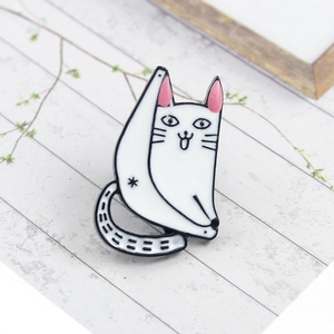 Pin's en émail chat blanc mignon en posture de yoga sur fond minimaliste et élégant