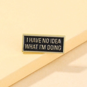 Broche en émail noir avec texte doré I HAVE NO IDEA WHAT I AM DOING en relief