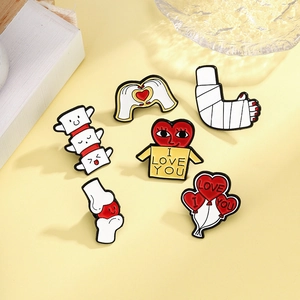 Lot de 6 épingles émaillées créatives avec bras plâtré et motifs de cœur vertébral