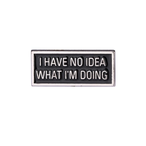 Pin's rectangulaire en émail avec texte 'I HAVE NO IDEA WHAT I'M DOING' argenté