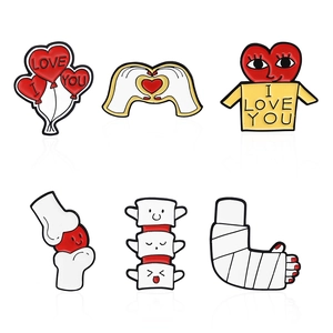 Broches en émail de dessin animé avec anatomie médicale et boîtes cadeaux de cœur