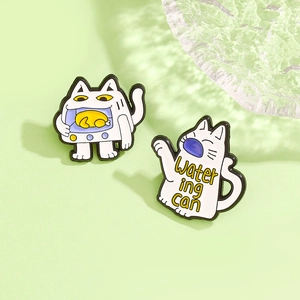 Broches créatives en émail en forme de chat avec designs de four et d'arrosoir