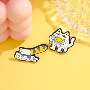 Broches créatives chat four et brosse sur fond jaune avec accents de bulles roses