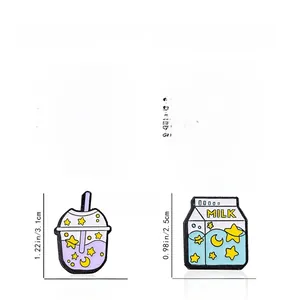 Détail de pin's en émail colorés avec des motifs de pieuvre, nuage, lait et tasse de thé
