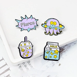 Lot de quatre pin's émaillés : bulle Fierce, poulpe OVNI et boîte de lait étoilée