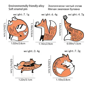 Tableau des tailles avec dimensions et poids de cinq pin's en émail doux motif renard